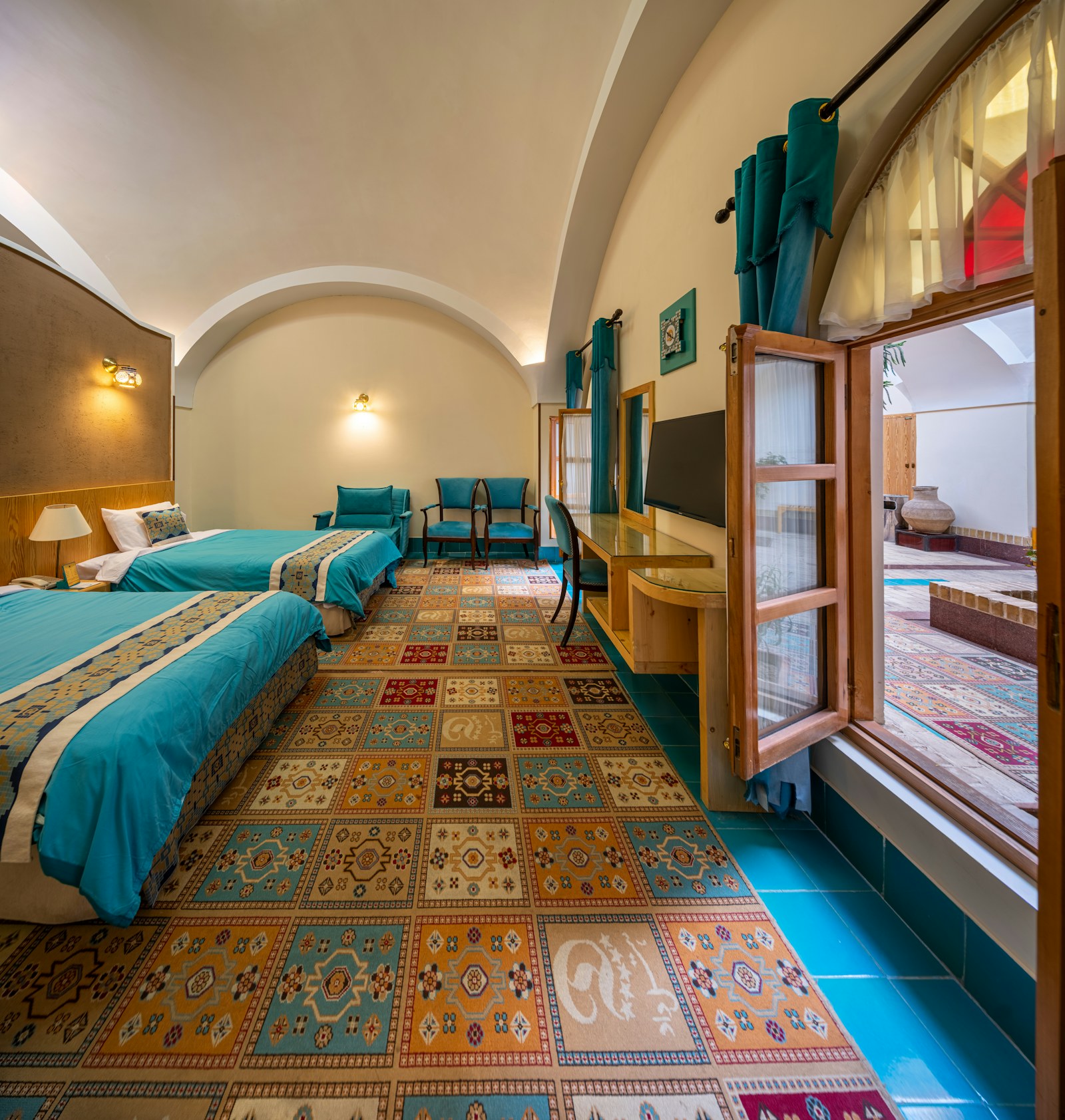 İki yataklı, kemerli tavanlı sıcak otel odası