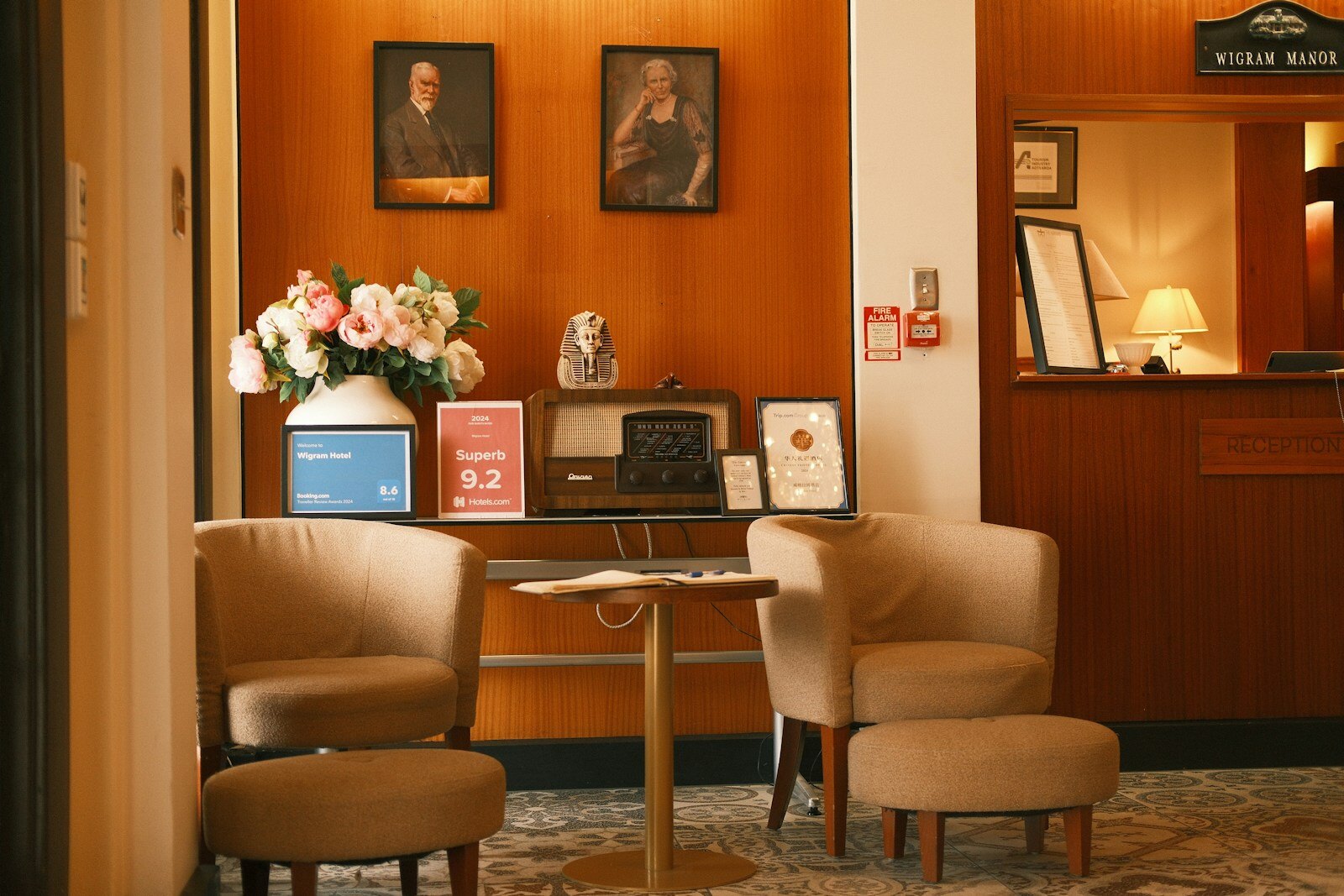 Otel lobisi ve resepsiyon alanı