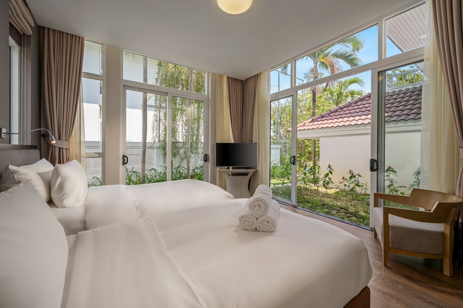 Geniş pencereli aydınlık çok yataklı otel odası